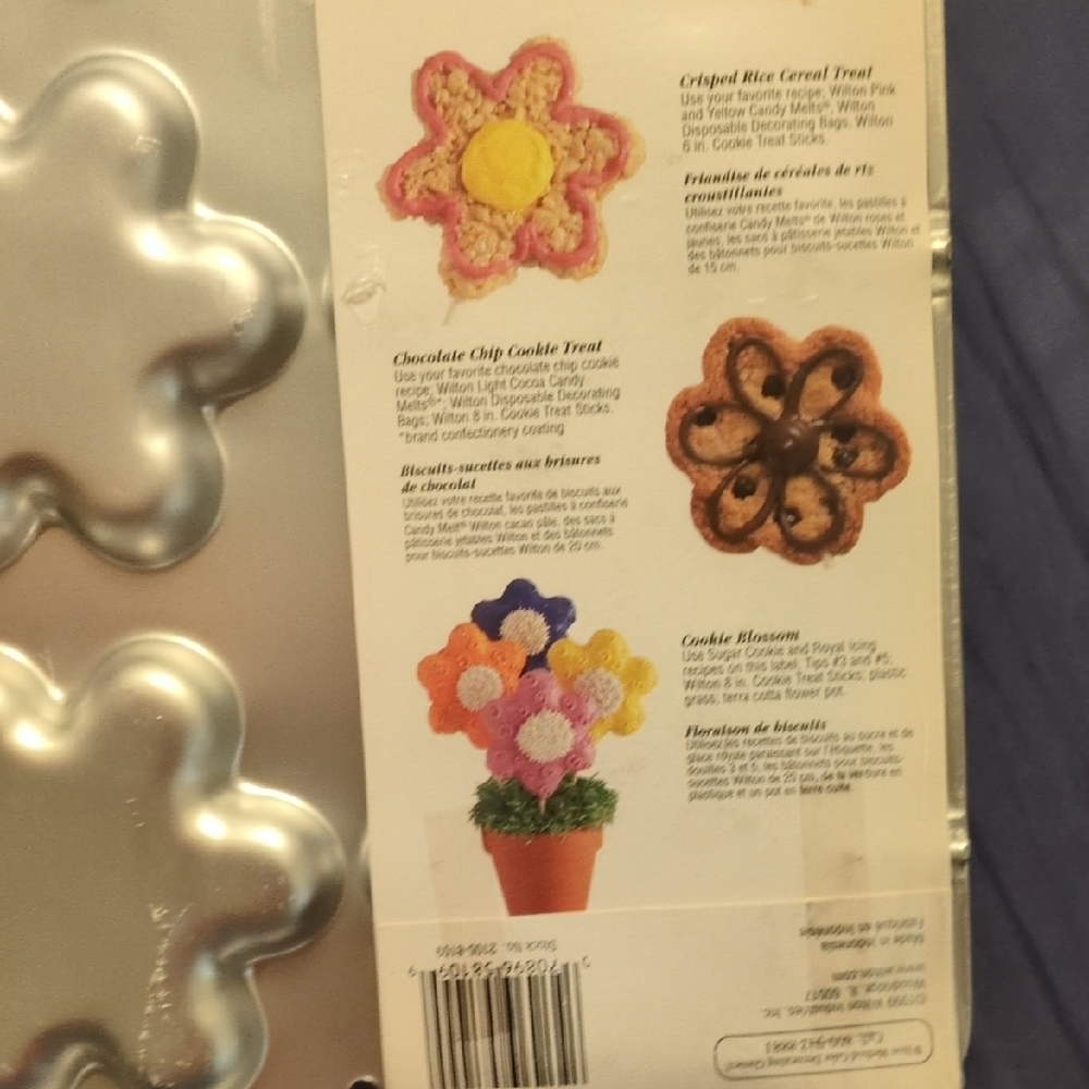 Wilton Silver Flower Cookie Pan - Picture 5 of 5